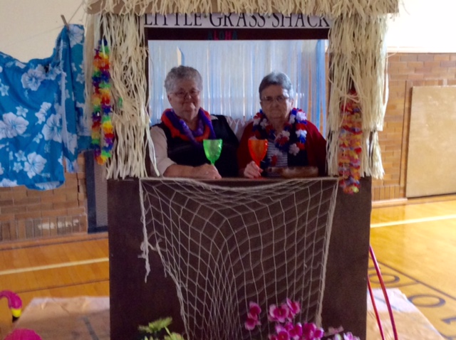2015 photo luau Sissie Haack n Marlene Foor